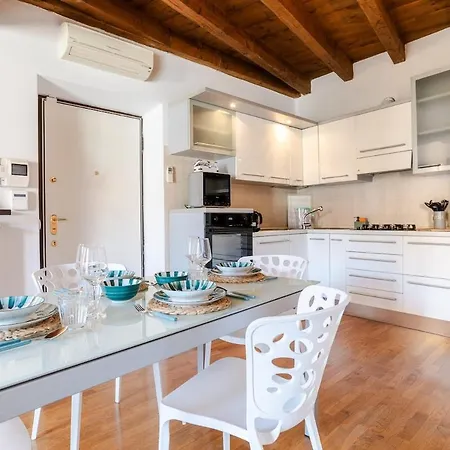 Beautiful Apartment-piazza Mazzini View Como