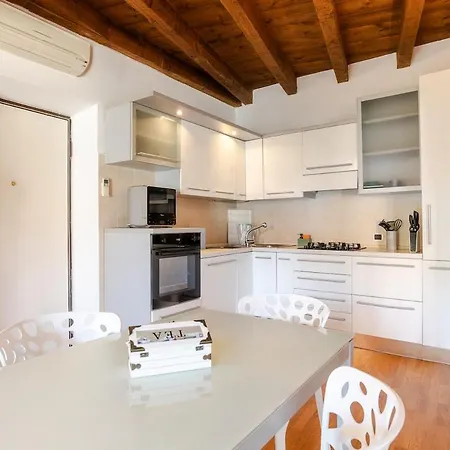 Beautiful Apartment-piazza Mazzini View Como
